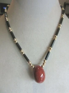 Collar colgante vintage con cuentas de oro 14k, ágata negra y jaspe rojo - Imagen 1 de 7
