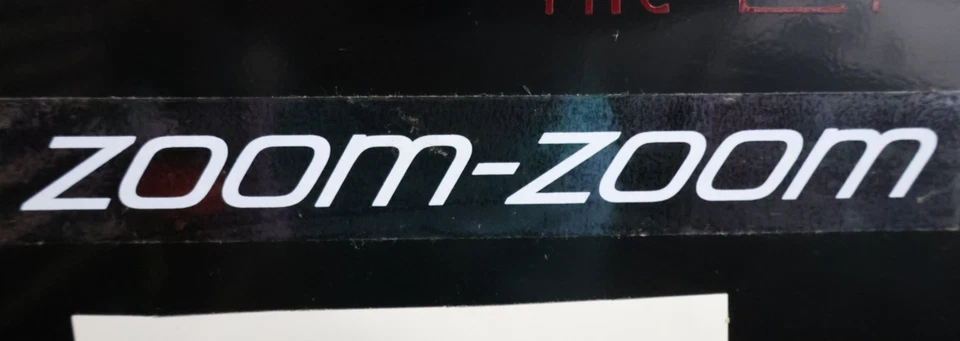 НАКЛЕЙКА/НАКЛЕЙКА С ЗУМОМ MAZDA 8 ДЮЙМОВ БЕЛАЯ НА ПРОЗРАЧНОМ ФОНЕ НОВАЯ ИЗ СТАРЫХ ЗАПАСОВ - Изображение 1 из 1