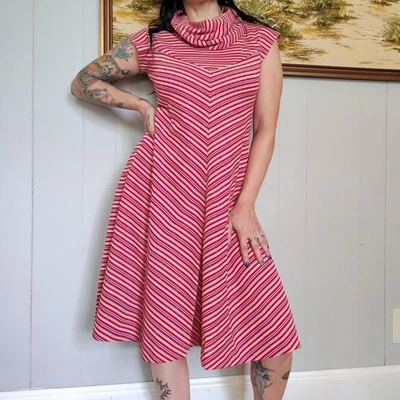 Vestido Vintage Años 70 Rojo Elástico Verano Chevron Rayas Capucha Cuello Línea A Mediano  Foto 1 de 4