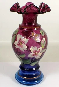 Jarrón mariposa flor pintado a mano firmado por Fenton Mulberry 1996 como nuevo pedido especial - Imagen 1 de 10