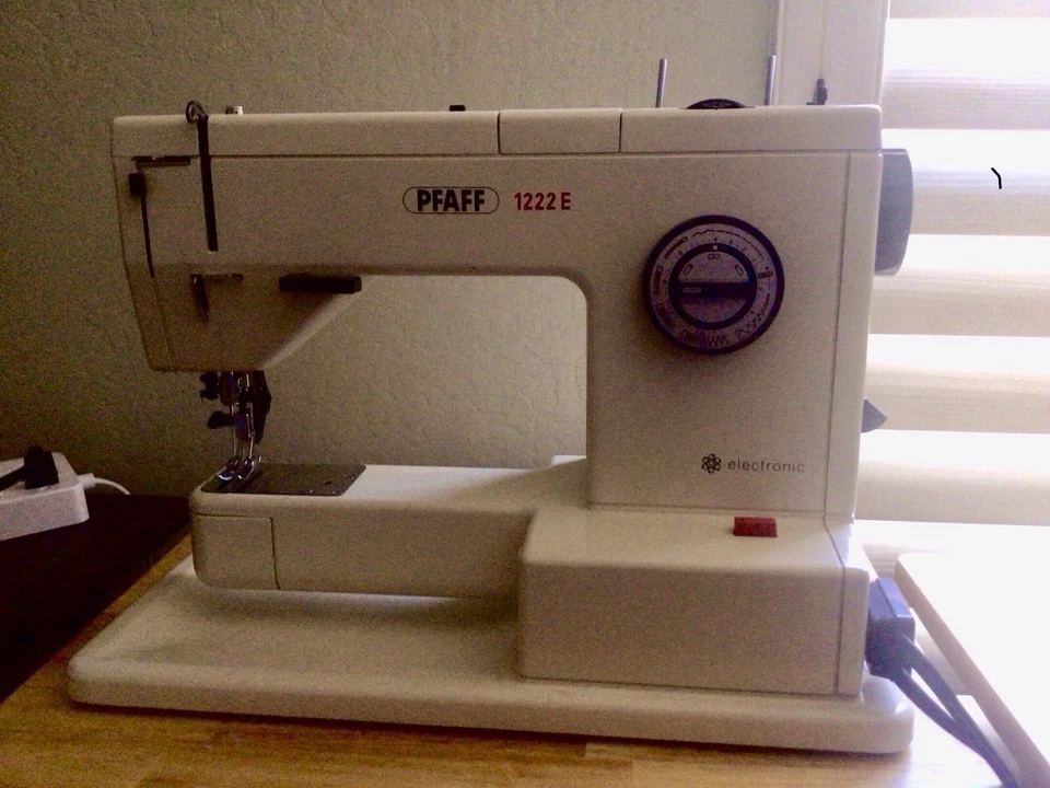 PFAFF 1222E 缝纫机 — 第 1/1 张图片