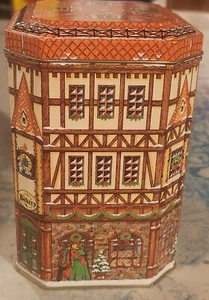 VINTAGE 1995 WOLFGANG CANDY CO. Serie Villaggio Bavarese ~ MERCATO QUADRATO LATTA NUOVO DI ZECCA - Foto 1 di 2