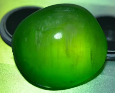 Cabujón de jadeíta imperial verde manzana brillante natural 42,30 quilates Foto 1 de 4