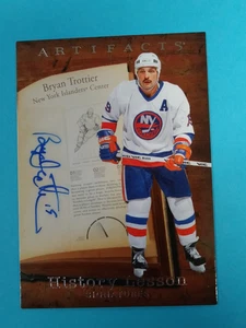 25-26 Upper Deck Artefatti BRYAN TROTTIER - Lezione di Storia Firme AUTO HL-5A - Foto 1 di 2