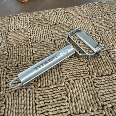 Pelador de verduras de hoja de acero inoxidable Titan herramienta Julienne Foto 1 de 4