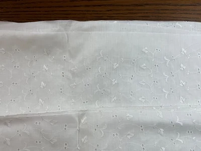 白色孔眼镂花设计织物纺织布亚麻4 +码158 x 44 — 第 1/4 张图片