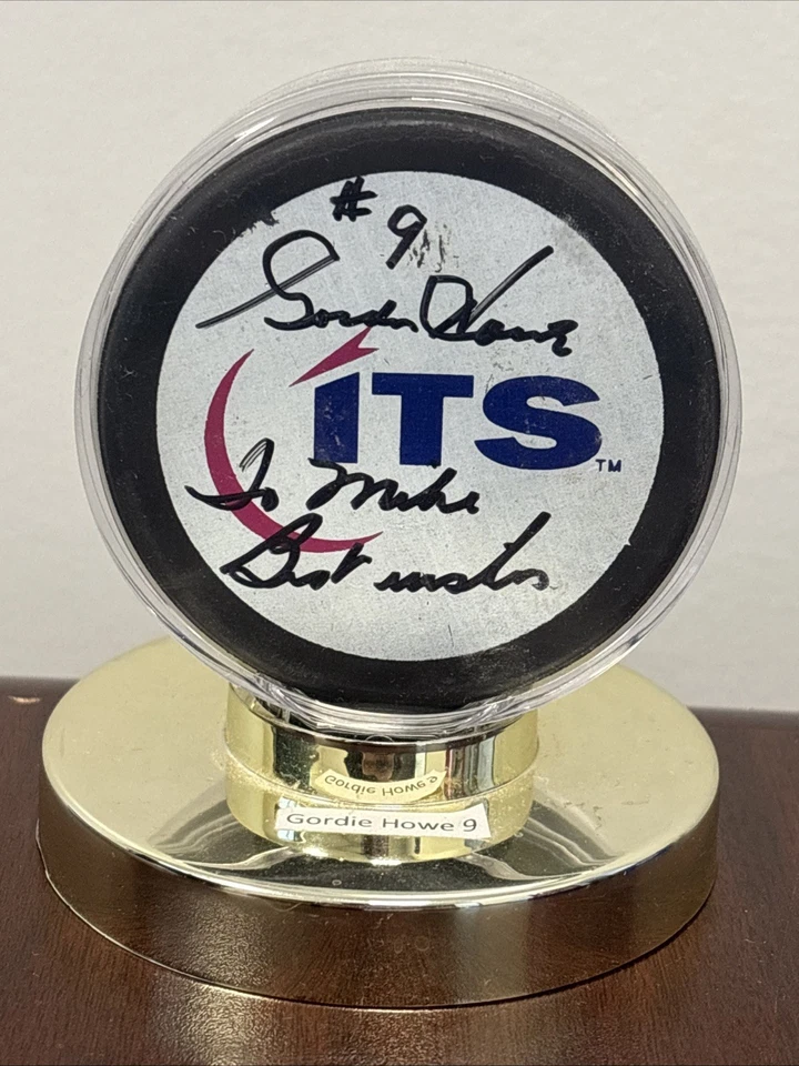 Gordie Howe Autograph Signed Detroit Red Wings Auto Puck in Display Case - Image 1 of 2