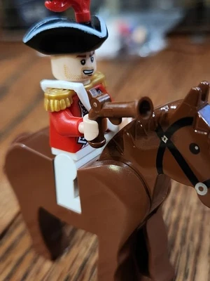 LEGO PIRATES OF THE CARIBBEAN MINIFIGUER  KING GEORGES OFFICER WITH HORSE   - Image 1 of 4