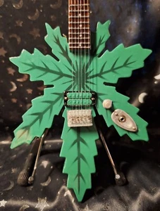 Axe Heaven Tommy's Chong Sweet Leaf Mary Jane TC-420 Mini Replica Chitarra - Nuova - Foto 1 di 3