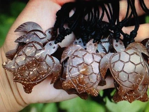 Ciondolo TARTARUGA lavorato NOCE di COCCO laccio regolabile surf spiaggia - Imagen 1 de 1