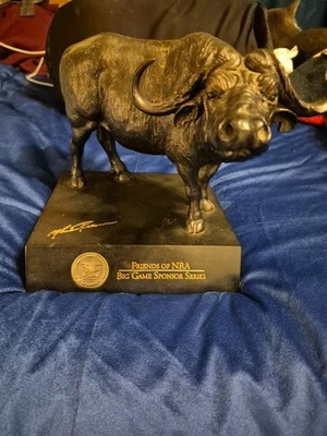 2009 FRIENDS OF NRA SPONSORS " THE CAPE BUFFALO BIG GAME SERIES RESIN CAST #1839 - Imagem 1 de 4