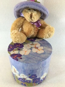 Oso de peluche de colección AVON con sombrero púrpura en una caja redonda floral de 4,5" - Imagen 1 de 17