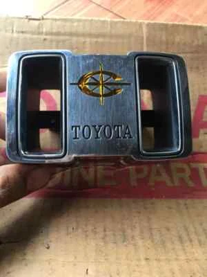 Insignia emblema parrilla delantera apta para Toyota Corona Mark II RT80 RT81 NUEVO EN STOCK JAPÓN. Foto 1 de 4