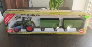 Siku Fendt Vario 724 mit Anhängern, Vedes Sondermodell - Bild 1 von 1