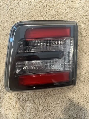 GMC Acadia 2013-2016 luz trasera lámpara tapa montada pasajero derecho 20956908 OEM Foto 1 de 4