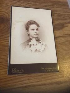 Antikes Kabinettfoto Frau, Kopfaufnahme mit Blumen, Dewey Studio Los Angeles - Bild 1 von 2