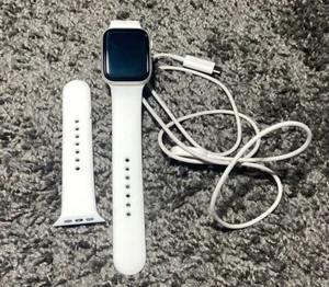 Apple Watch Series 4 44mm Silver | White Sports Band | GPS Model - Zdjęcie 1 z 3