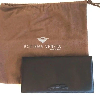 Bolso clutch Bottega Veneta negro satinado pequeño cinta Foto 1 de 4