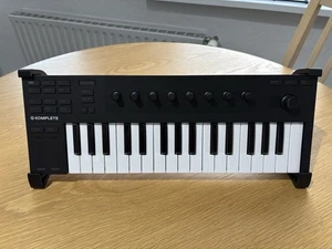Native Instruments Komplete Kontrol M32 (MIDI-Keyboard) inkl. Ständer - Bild 1 von 6