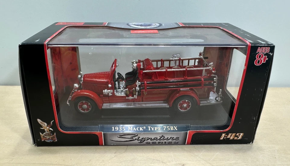 Camión de bomberos Signature Series escala 1:43 fundido a presión - Mack Type 75BX 1935 Foto 1 de 4