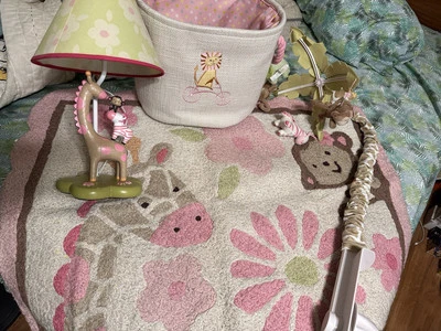 Usado Carters Rosa Mono Guardería Decoración Móvil Lámpara Bin Alfombra Elefante Jirafa Foto 1 de 4