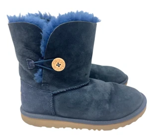 BOTAS CLÁSICAS PARA MUJER UGG BAILEY BUTTON II GAMUZA AZUL MARINO PIEL DE OVEJA TALLA US 5 - Imagen 1 de 8