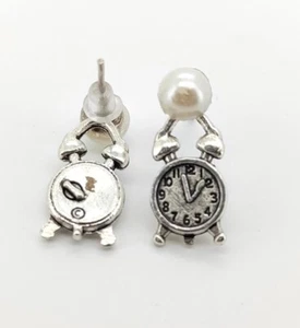 HERMOSOS Pendientes Hechos a Mano Tachuelas Forma de Reloj en Color Plata Tachuela de Moda - Imagen 1 de 3