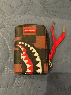 Carteira sprayground com zíper Sharks in Paris marrom xadrez - Imagem 1 de 4