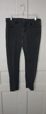 Elle Women's size 12R Mid Rise Black Cropped Jegging 82% Cotton 16% Polyester 2% - Image 1 of 4