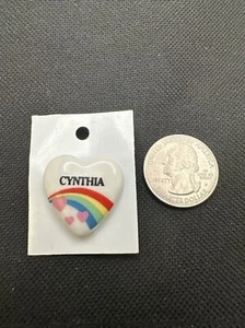 Vintage 80er 80s Regenbogen Herz Namen Pin "Cynthia" für Hut Tasche Jacke Shirt - Bild 1 von 2