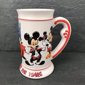 Taza de café Stein de los parques Disney Mickey a través de los años excelente estado - Imagen 1 de 9