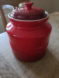 ⭐NEW. Super LE CREUSET Large Stoneware Cookie Jar, Cerise Red, 2.4L, Unused! - Picture 1 of 4