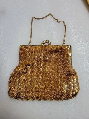 Bolso de noche brillante satinado color dorado con asa de cadena color dorado. En muy buen estado  Foto 1 de 4