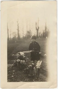 Niño por cementerio cementerio junto a la tumba con flores instantánea conmemorativa original - Imagen 1 de 1