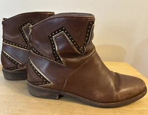 UGG Lars Women’s Fashion Boots Size 9 Brown Studded Bootie Western READ - Picture 1 of 12