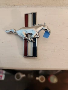 06-14 Ford Mustang Guardabarros Lado del Pasajero Cromo Pony Emblema - Imagen 1 de 4