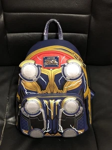 Mini Mochila Cosplay Loungefly Thor: Love and Thunder Brilla en la Oscuridad - Nueva - Imagen 1 de 12
