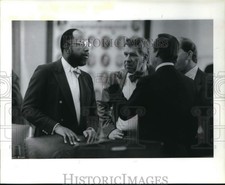 1989 Press Photo Bill Hobby talks to Senators Craig Washington and Bob McFarland