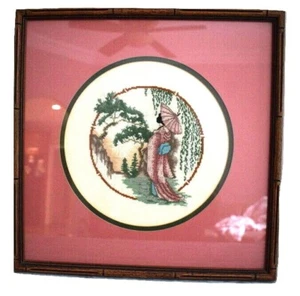 Mujer japonesa en kimono sosteniendo paraguas punto de cruz cuadro aspecto bambú marco - Imagen 1 de 9