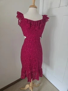 Express Spitzenkleid mit seitlichem Ausschnitt und Rüschen in wunderschönem Rosa Damengröße Small - Bild 1 von 6