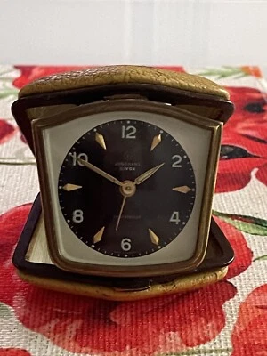 Junghans Bivox Shokproof Reisewecker, Klapp Etui aus Leder, mech. Handaufzug (7) - Bild 1 von 4