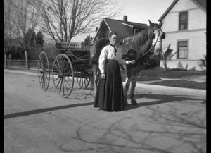 Antique Negative Woman with Horse and Buggy - Imagen 1 de 1