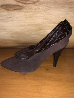 BCBGirls Combo Tacones Gamuza y Cuero Marrón 9 Med Zapatos de Bomba Foto 1 de 4