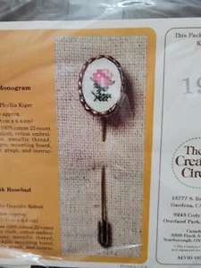 Kit de bordado de pines adhesivos Rosebud rosa vintage Creative Circle #1931 - Imagen 1 de 5