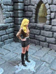 24 mm 3D-gedruckte handbemalte weibliche Figur blonde Haare – Modelleisenbahn im Maßstab OO/HO - Bild 1 von 7