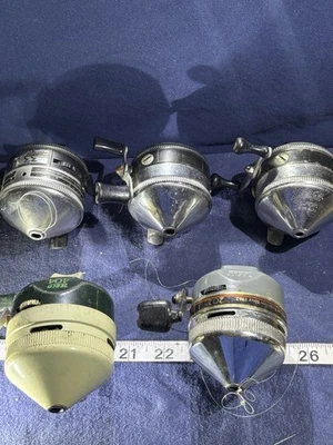 Lote de cinco carretes de pesca vintage con botón pulsador Zebco Foto 1 de 4