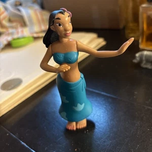 FIGURINA NANI DISNEY LILO & STITCH 4,2” PLASTICA MCDONALDS BOBBLE TOY - Foto 1 di 5