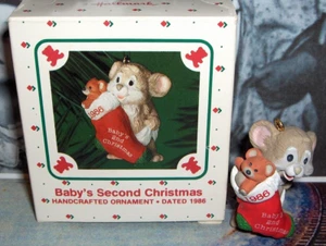 Baby's Second Christmas`1986`Baby Maus mit Weihnachtsstrumpf - Punze Ornament - Bild 1 von 7