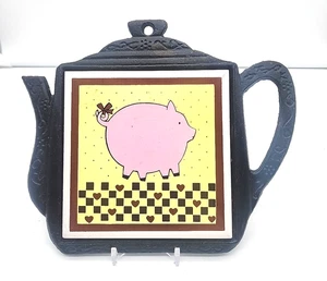 Vintage 70er Jahre Schwein Untersetzer Keramik Fliese Teekanne Wasserkocher Gusseisen zum Aufhängen  - Bild 1 von 7