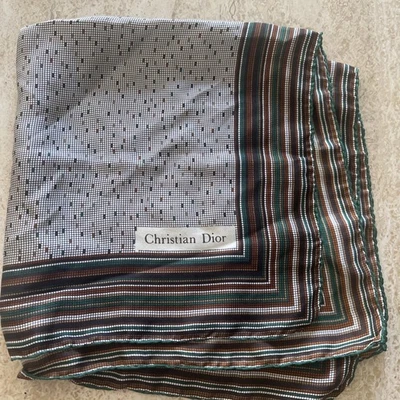 Pañuelo Christian Dior cuadrado de bolsillo para hombre diseñador GQ Foto 1 de 4